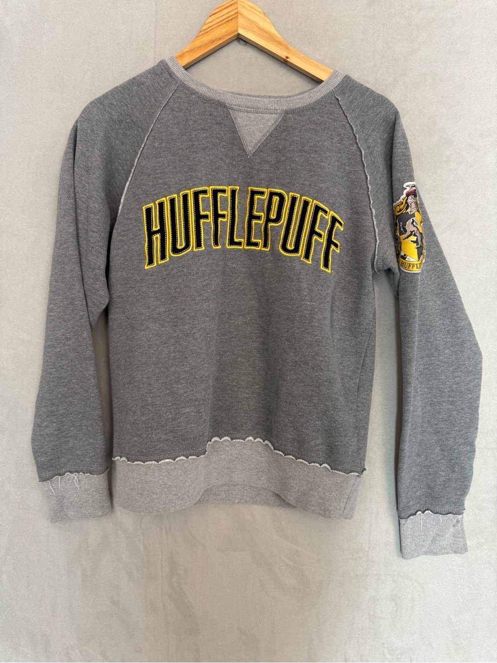 Harry Potter Hufflepuff Sweatshirt S Gray Universal Studios Hogwarts Crewneck